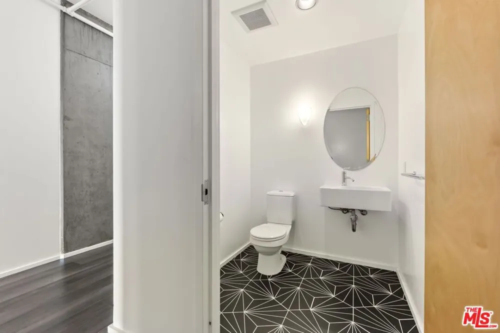 1111 S Grand Avenue #716 Los Angeles, CA 90015