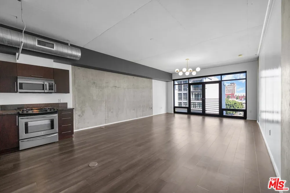 1111 S Grand Avenue #716 Los Angeles, CA 90015