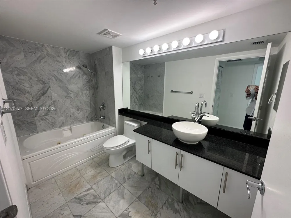 31 SE 5th St #1007 Miami, FL 33131