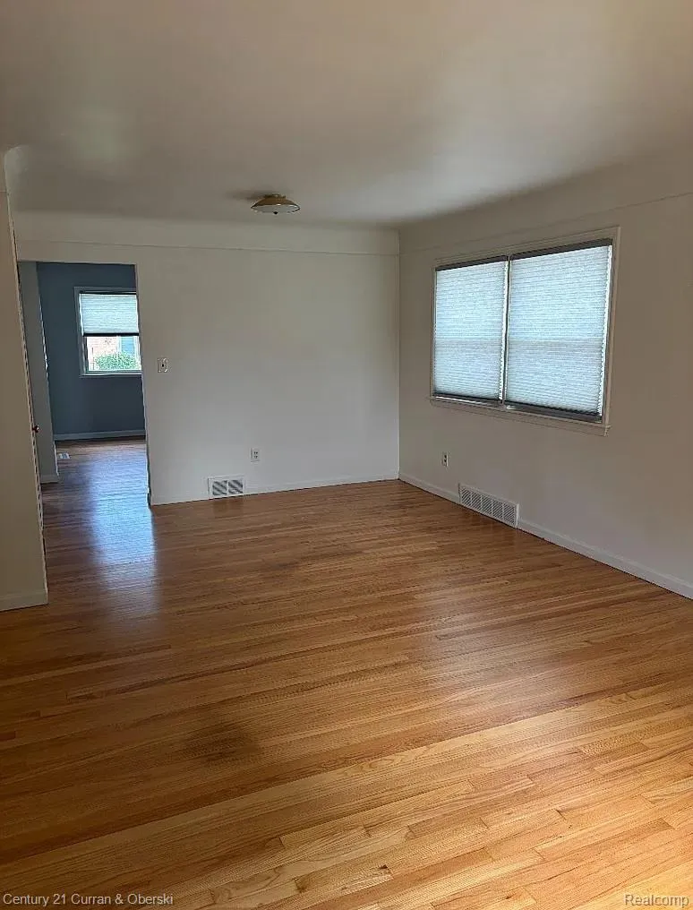 8949 Fox Avenue Allen Park City, MI 48101