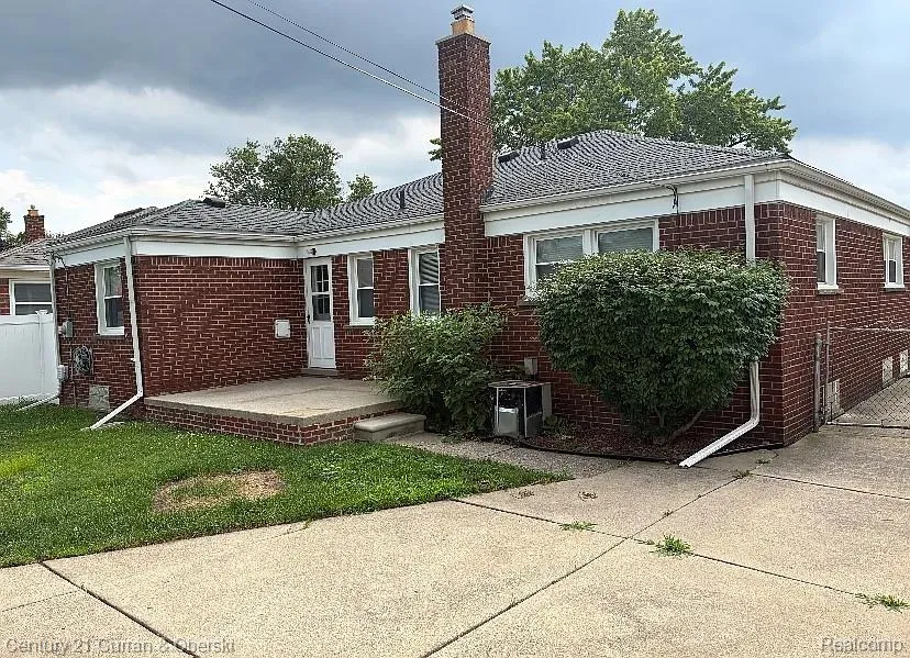 8949 Fox Avenue Allen Park City, MI 48101