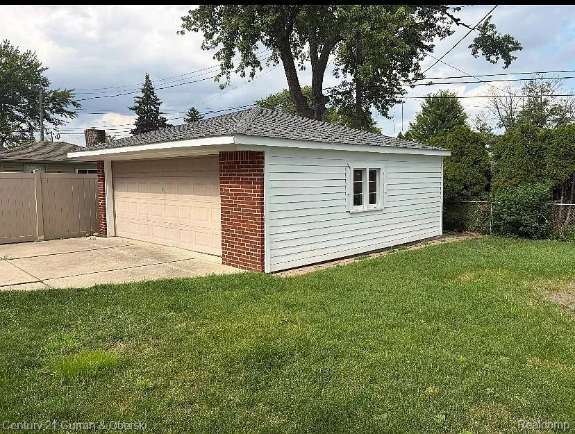 8949 Fox Avenue Allen Park City, MI 48101