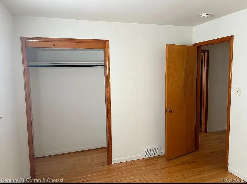 8949 Fox Avenue Allen Park City, MI 48101