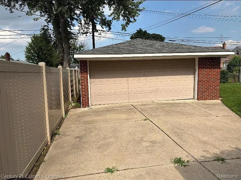 8949 Fox Avenue Allen Park City, MI 48101