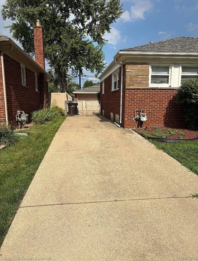 8949 Fox Avenue Allen Park City, MI 48101
