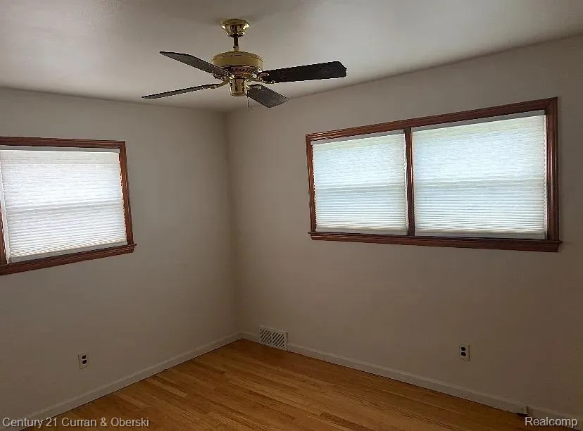 8949 Fox Avenue Allen Park City, MI 48101