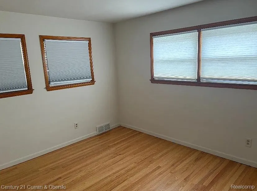 8949 Fox Avenue Allen Park City, MI 48101
