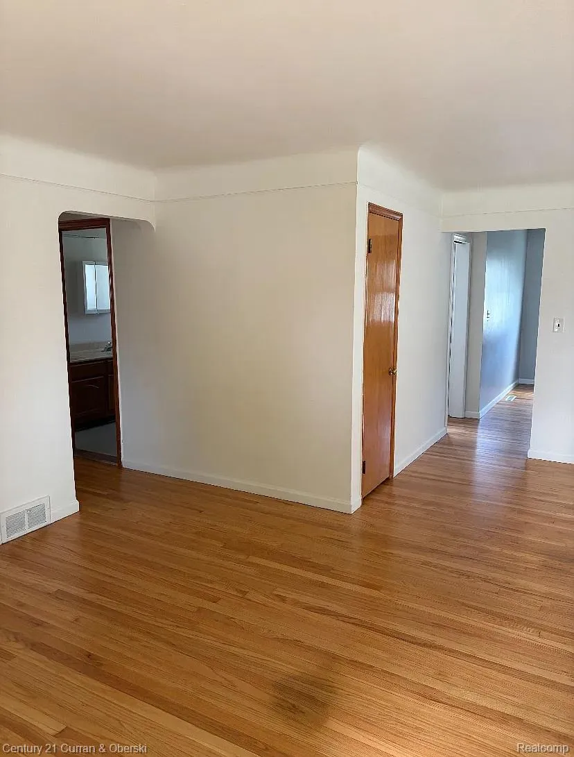 8949 Fox Avenue Allen Park City, MI 48101