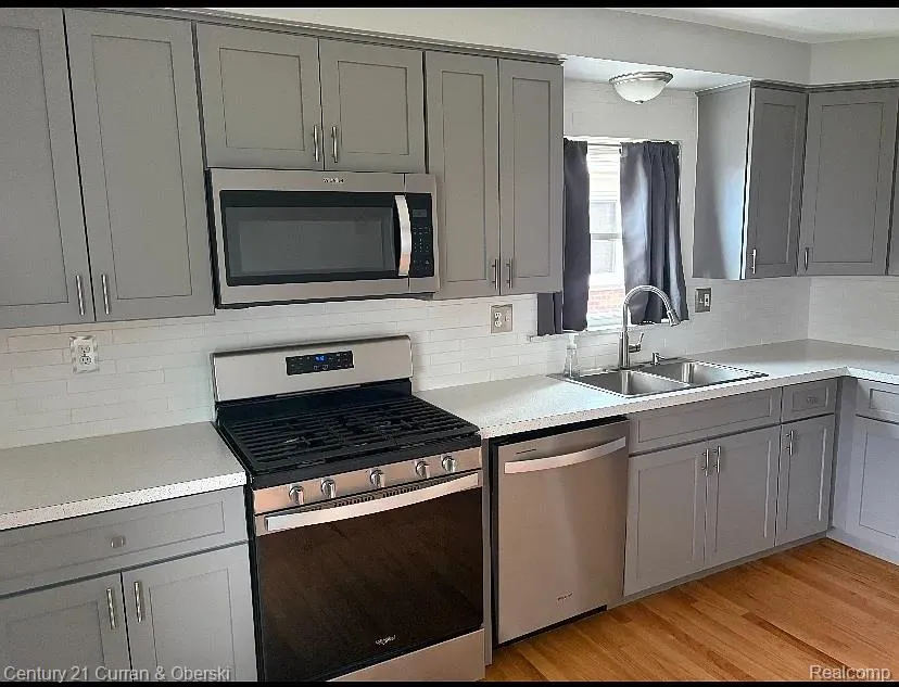 8949 Fox Avenue Allen Park City, MI 48101