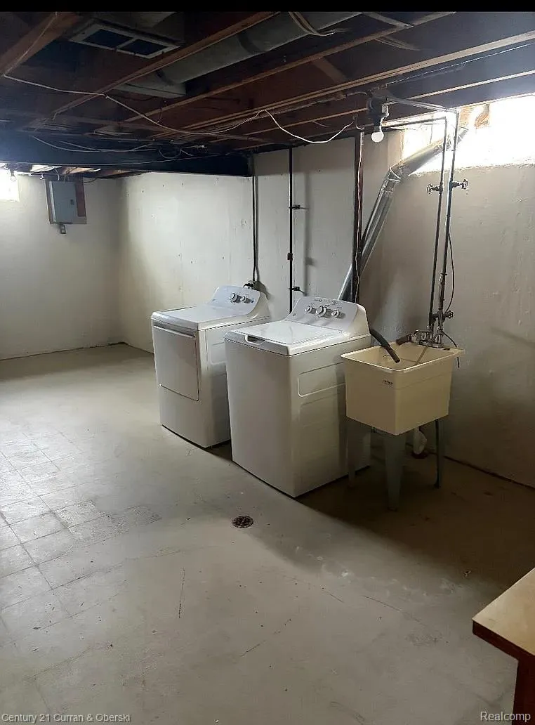8949 Fox Avenue Allen Park City, MI 48101