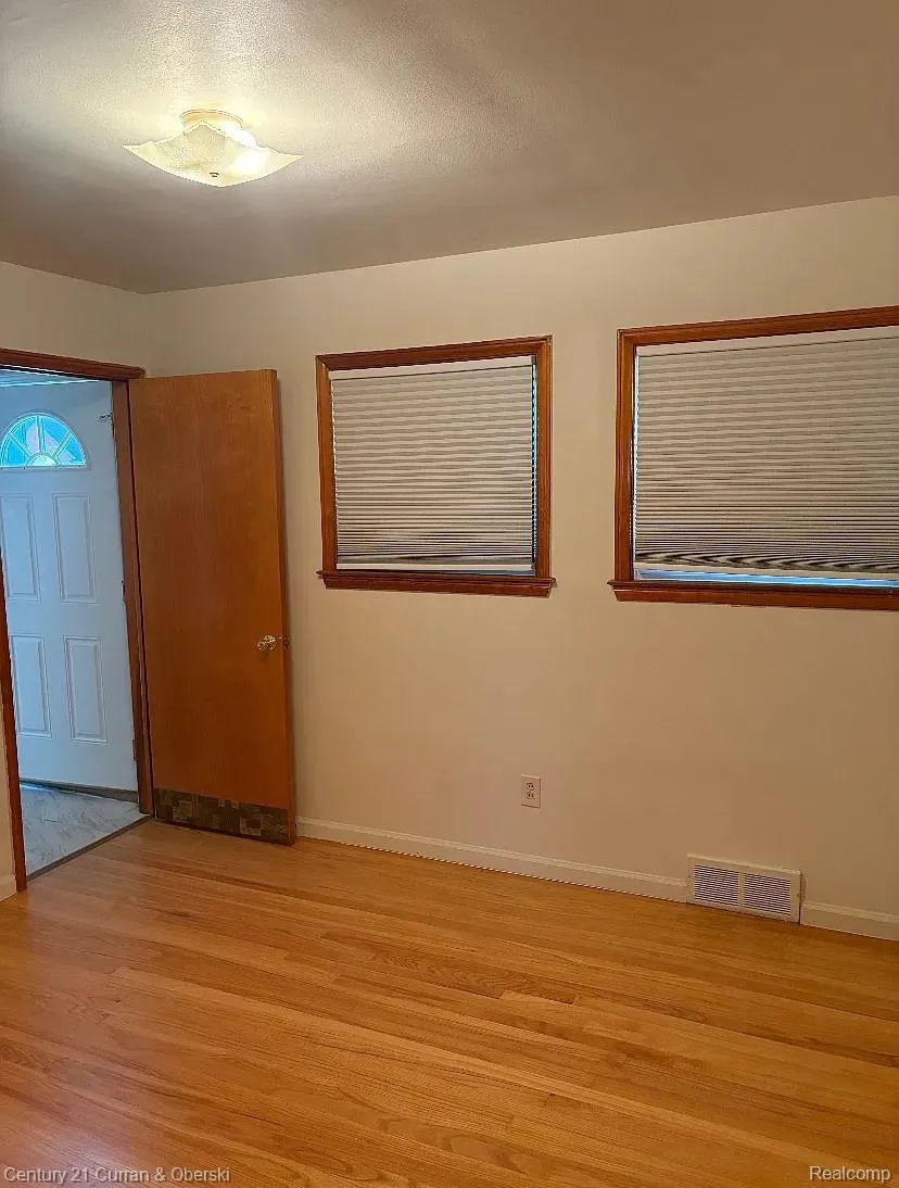 8949 Fox Avenue Allen Park City, MI 48101