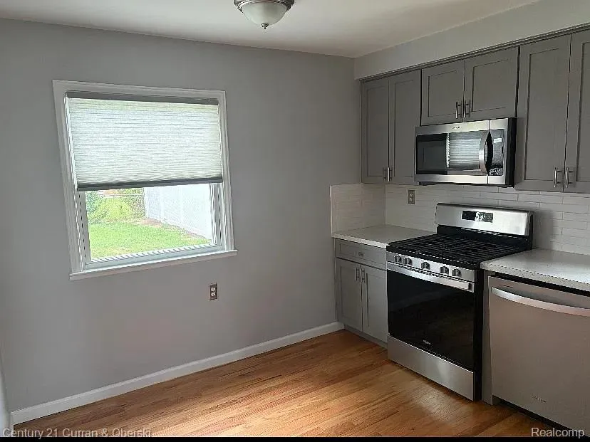 8949 Fox Avenue Allen Park City, MI 48101