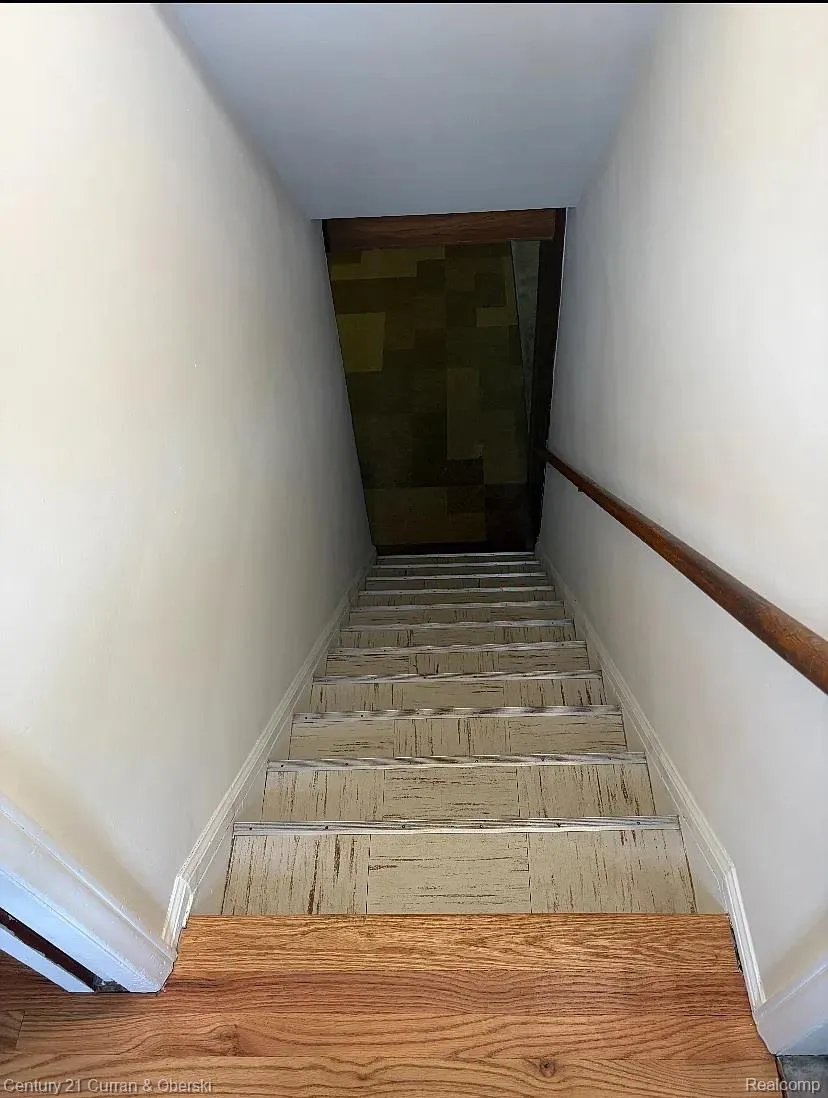 8949 Fox Avenue Allen Park City, MI 48101