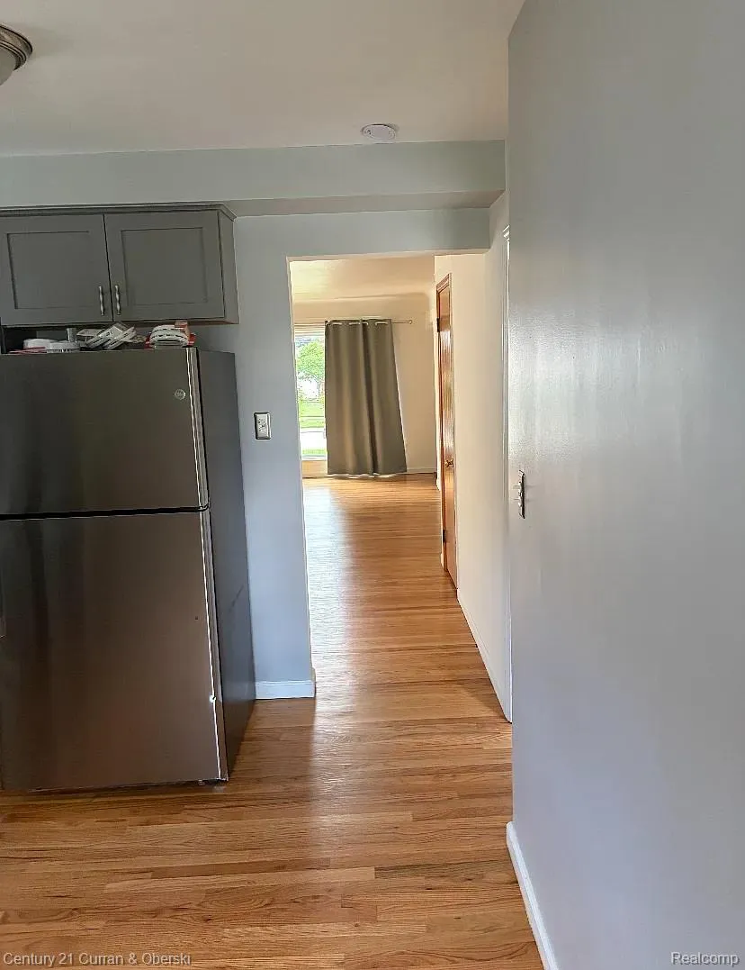 8949 Fox Avenue Allen Park City, MI 48101