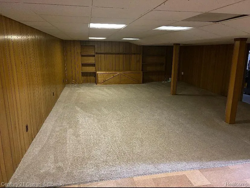 8949 Fox Avenue Allen Park City, MI 48101