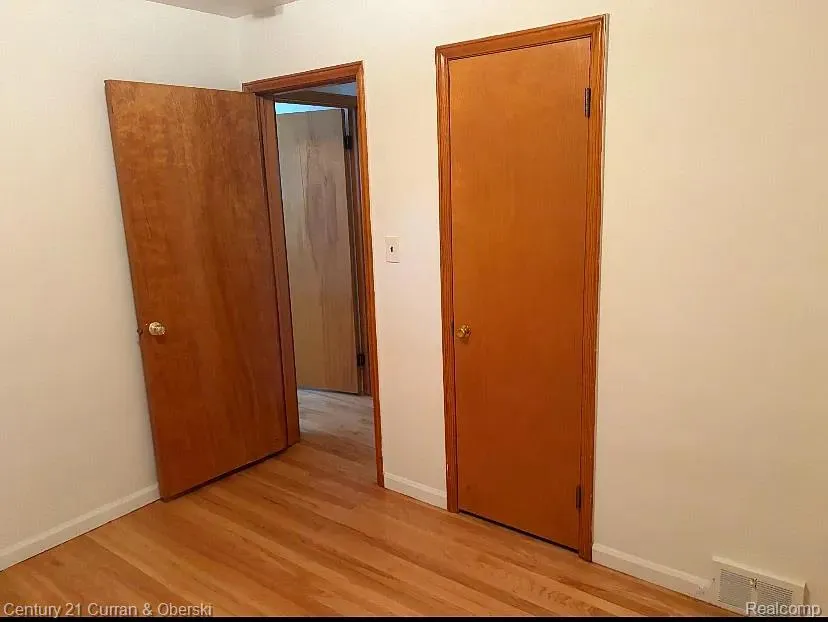8949 Fox Avenue Allen Park City, MI 48101