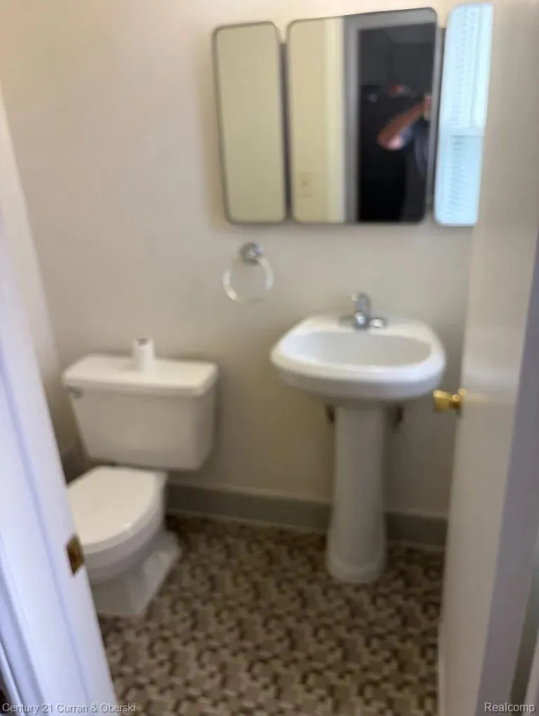 8949 Fox Avenue Allen Park City, MI 48101