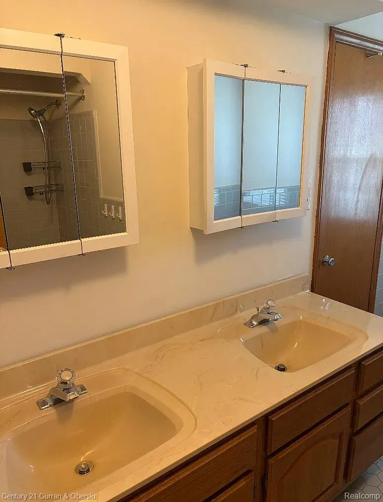8949 Fox Avenue Allen Park City, MI 48101