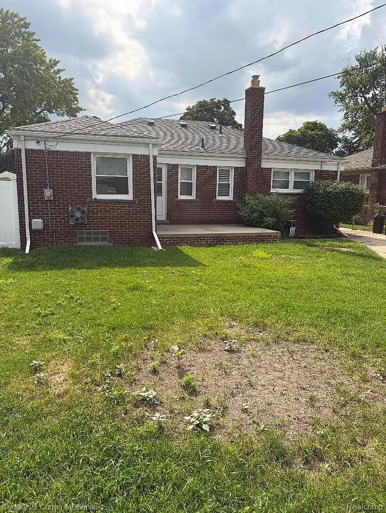8949 Fox Avenue Allen Park City, MI 48101
