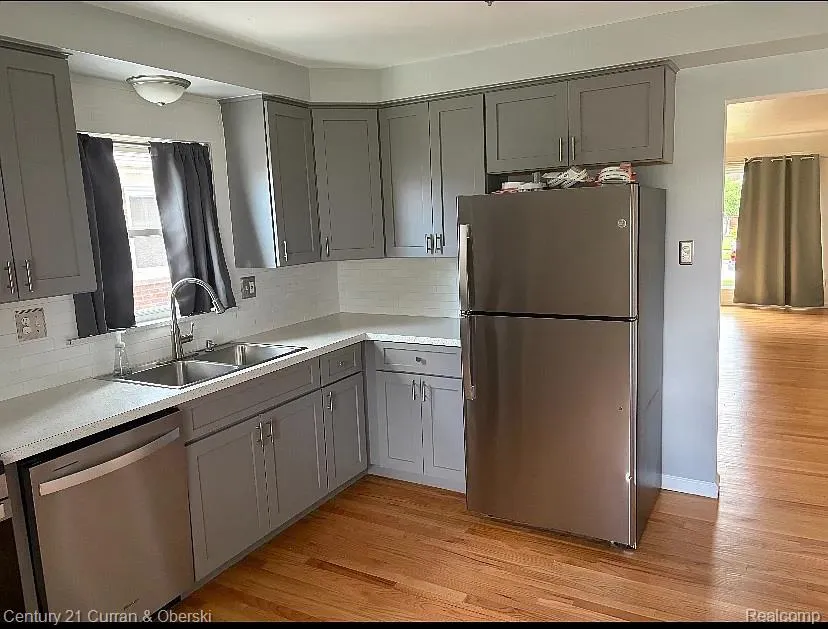 8949 Fox Avenue Allen Park City, MI 48101