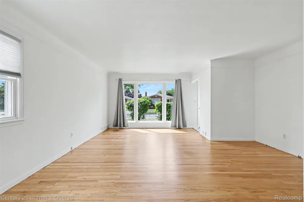 8949 Fox Avenue Allen Park City, MI 48101
