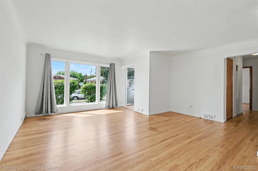 8949 Fox Avenue Allen Park City, MI 48101