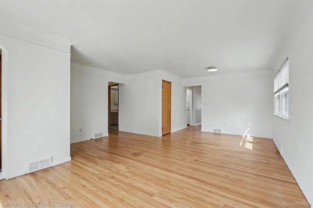 8949 Fox Avenue Allen Park City, MI 48101