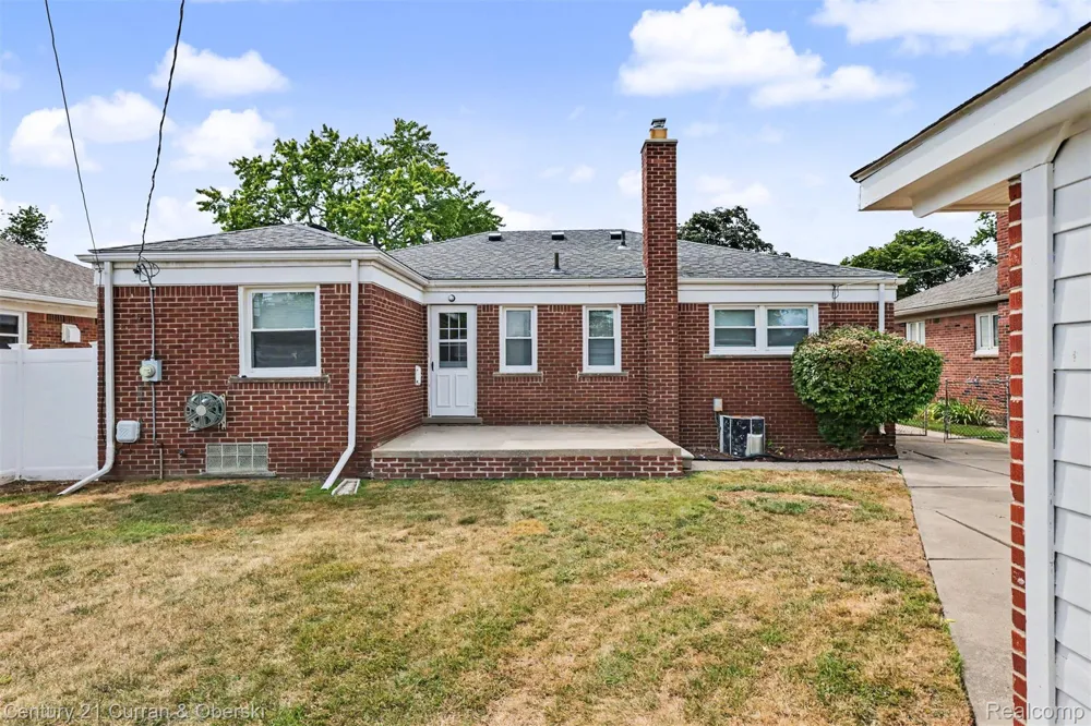 8949 Fox Avenue Allen Park City, MI 48101