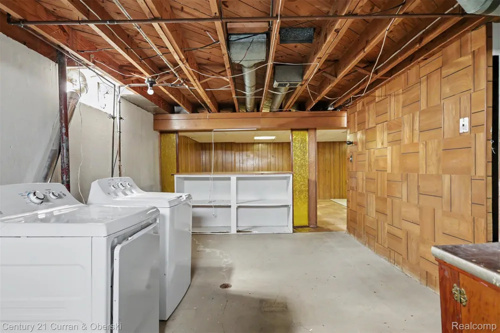 8949 Fox Avenue Allen Park City, MI 48101