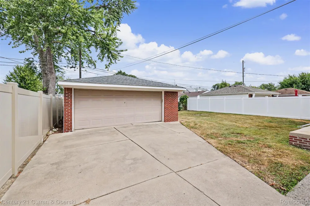 8949 Fox Avenue Allen Park City, MI 48101