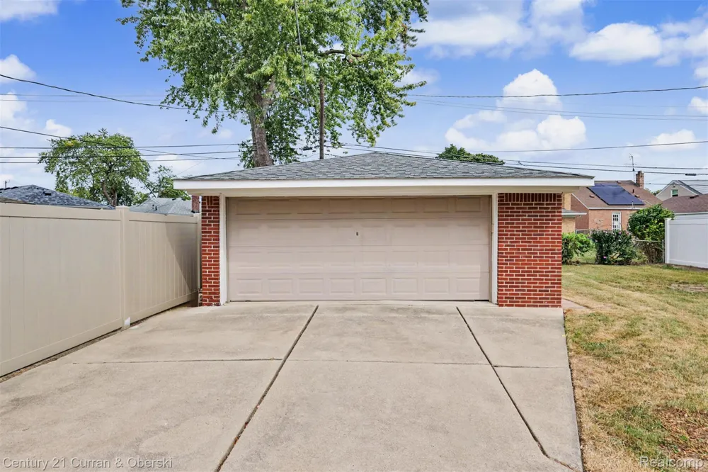 8949 Fox Avenue Allen Park City, MI 48101