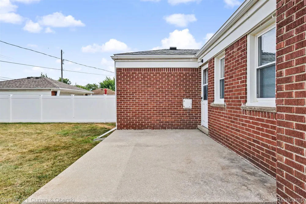 8949 Fox Avenue Allen Park City, MI 48101