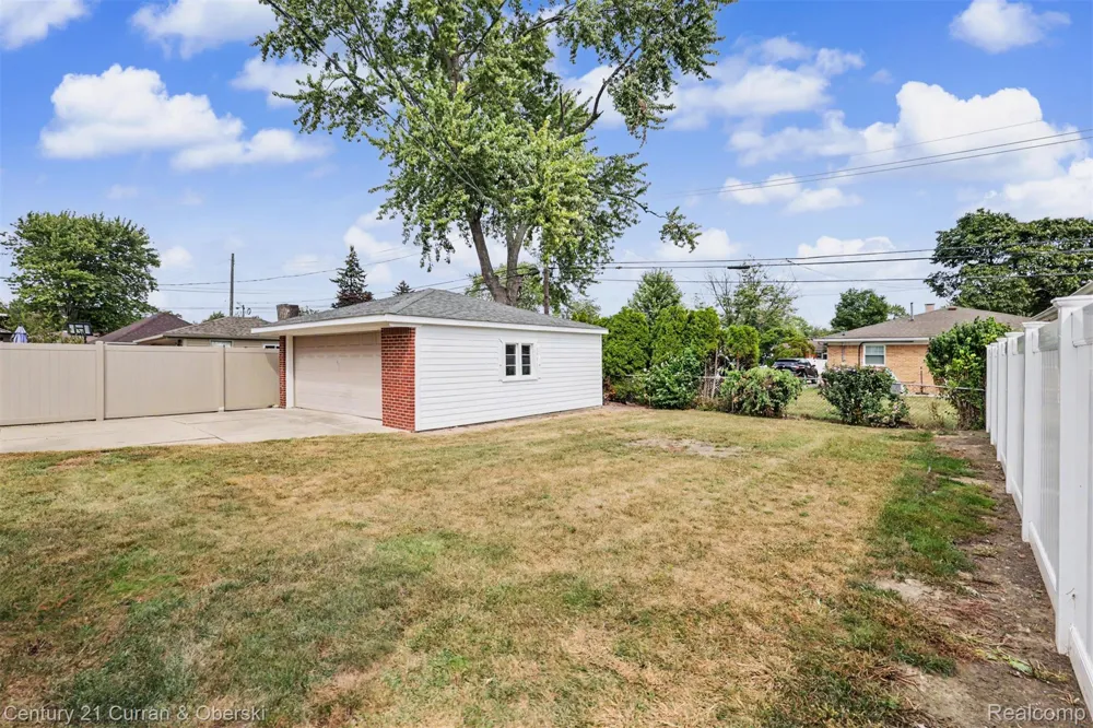 8949 Fox Avenue Allen Park City, MI 48101