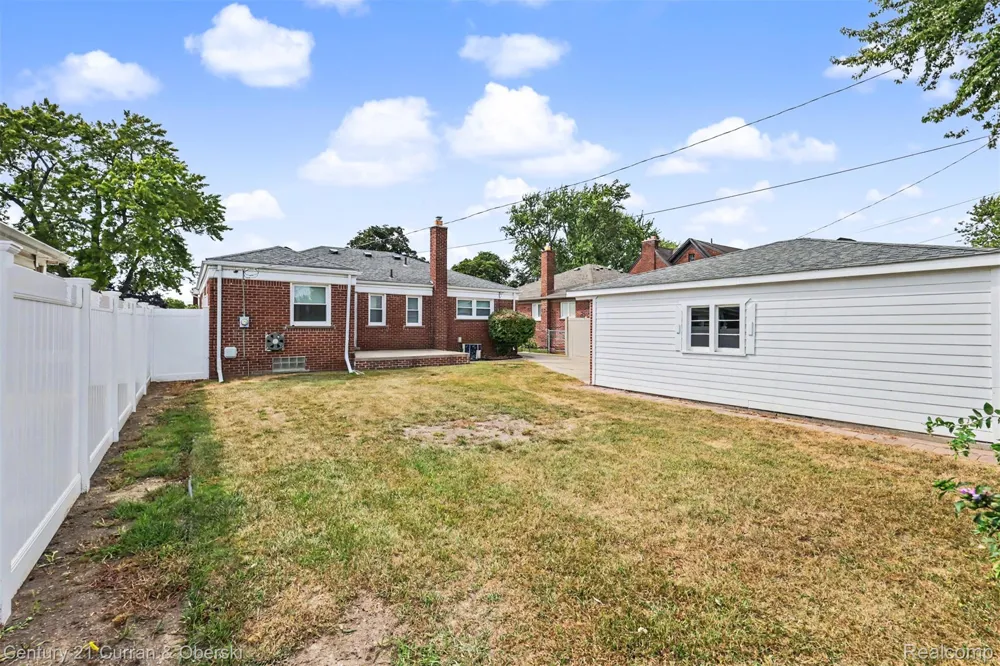8949 Fox Avenue Allen Park City, MI 48101