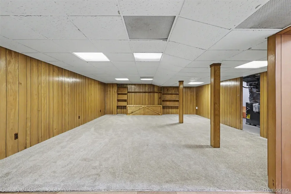8949 Fox Avenue Allen Park City, MI 48101