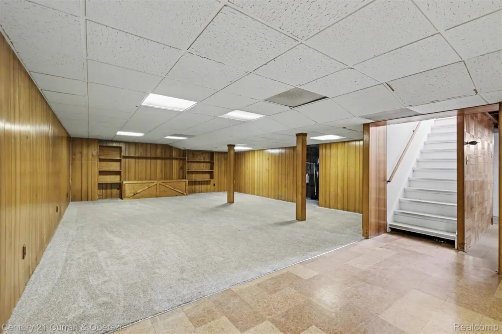 8949 Fox Avenue Allen Park City, MI 48101