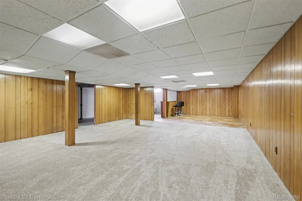 8949 Fox Avenue Allen Park City, MI 48101