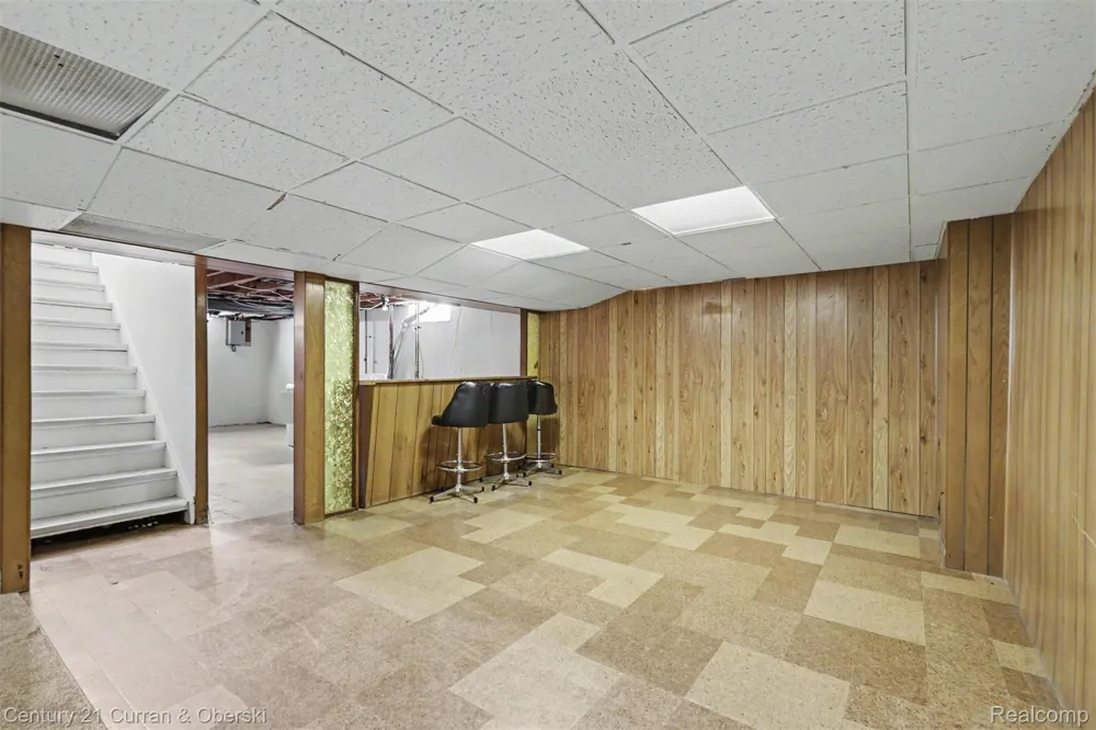 8949 Fox Avenue Allen Park City, MI 48101