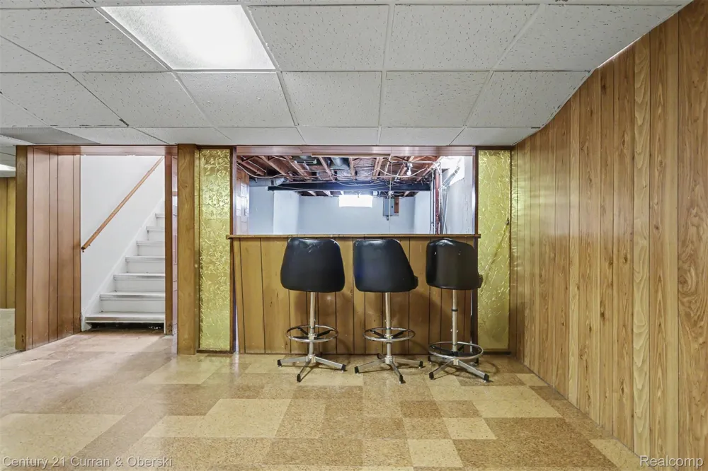 8949 Fox Avenue Allen Park City, MI 48101