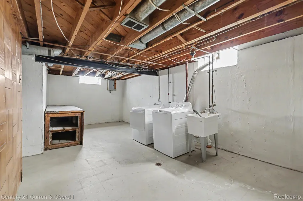 8949 Fox Avenue Allen Park City, MI 48101