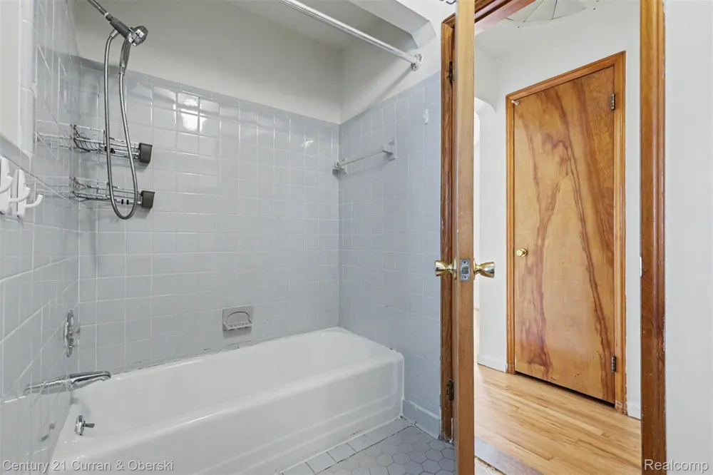 8949 Fox Avenue Allen Park City, MI 48101
