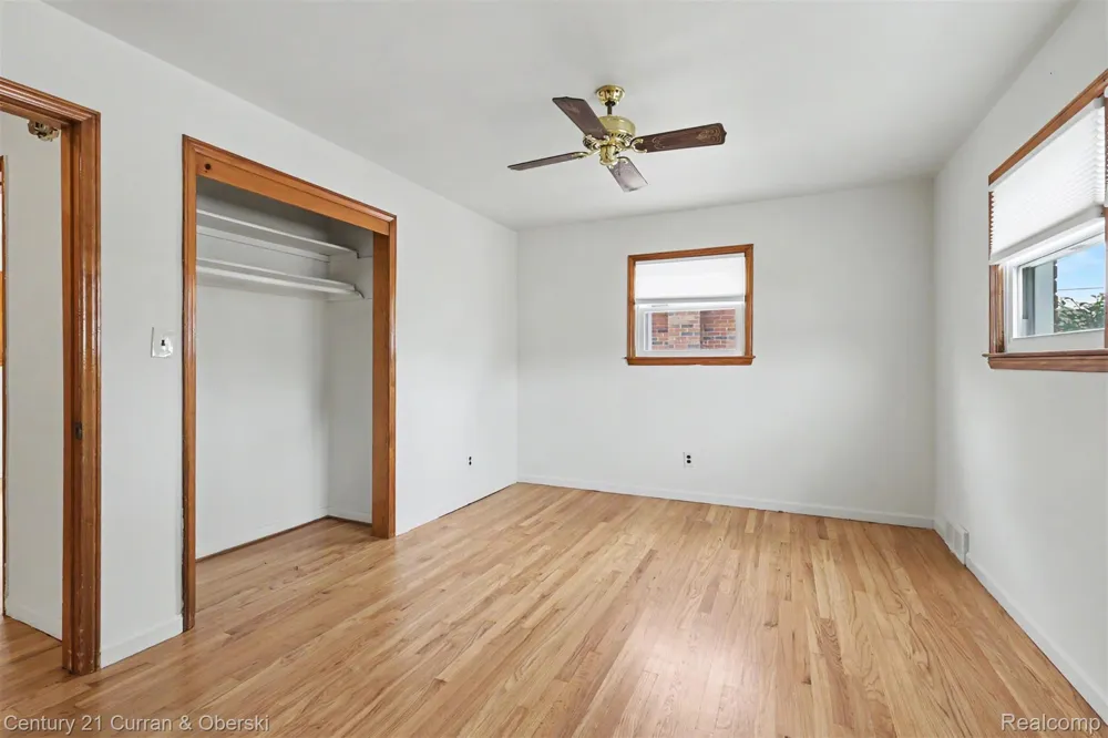 8949 Fox Avenue Allen Park City, MI 48101