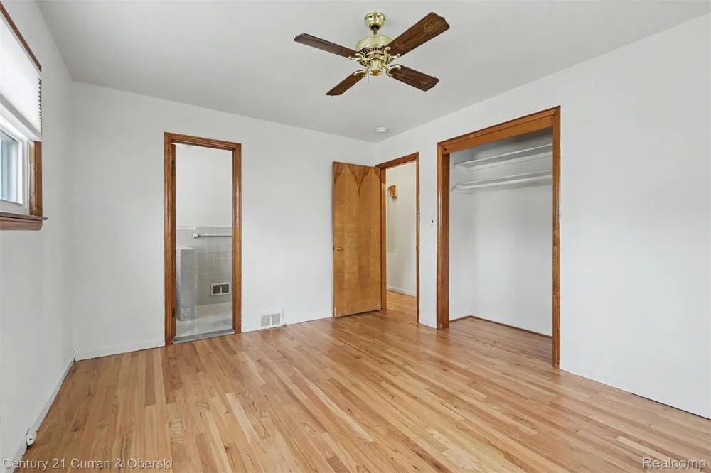 8949 Fox Avenue Allen Park City, MI 48101