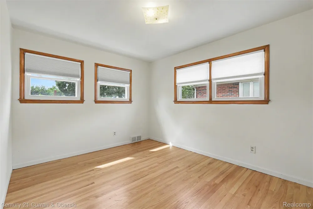 8949 Fox Avenue Allen Park City, MI 48101