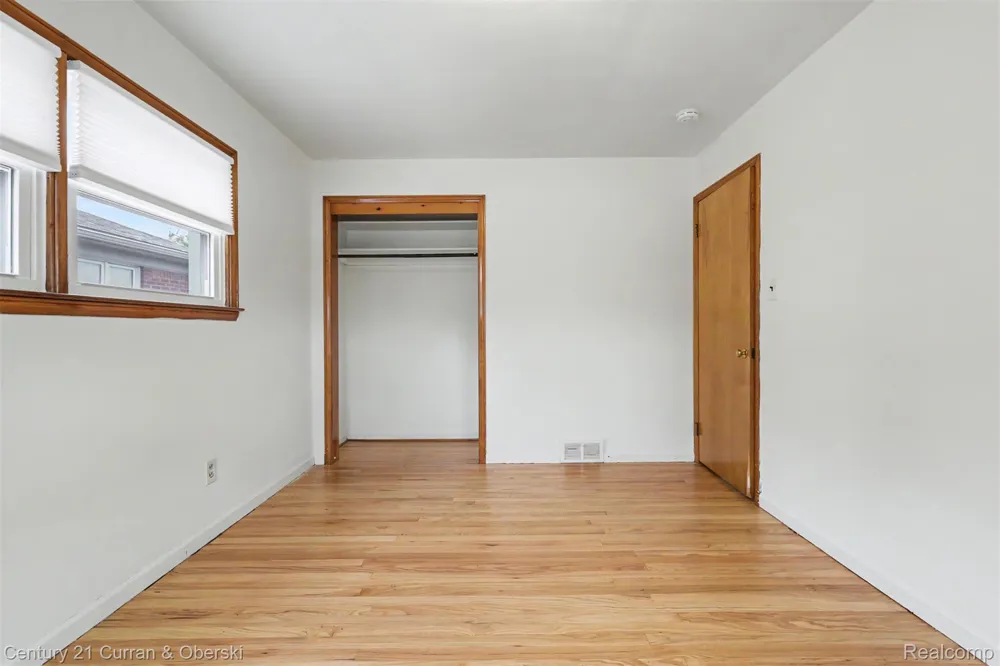 8949 Fox Avenue Allen Park City, MI 48101