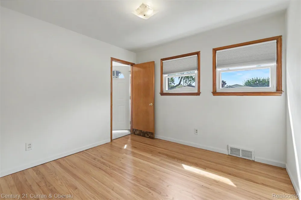 8949 Fox Avenue Allen Park City, MI 48101