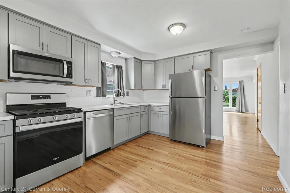 8949 Fox Avenue Allen Park City, MI 48101