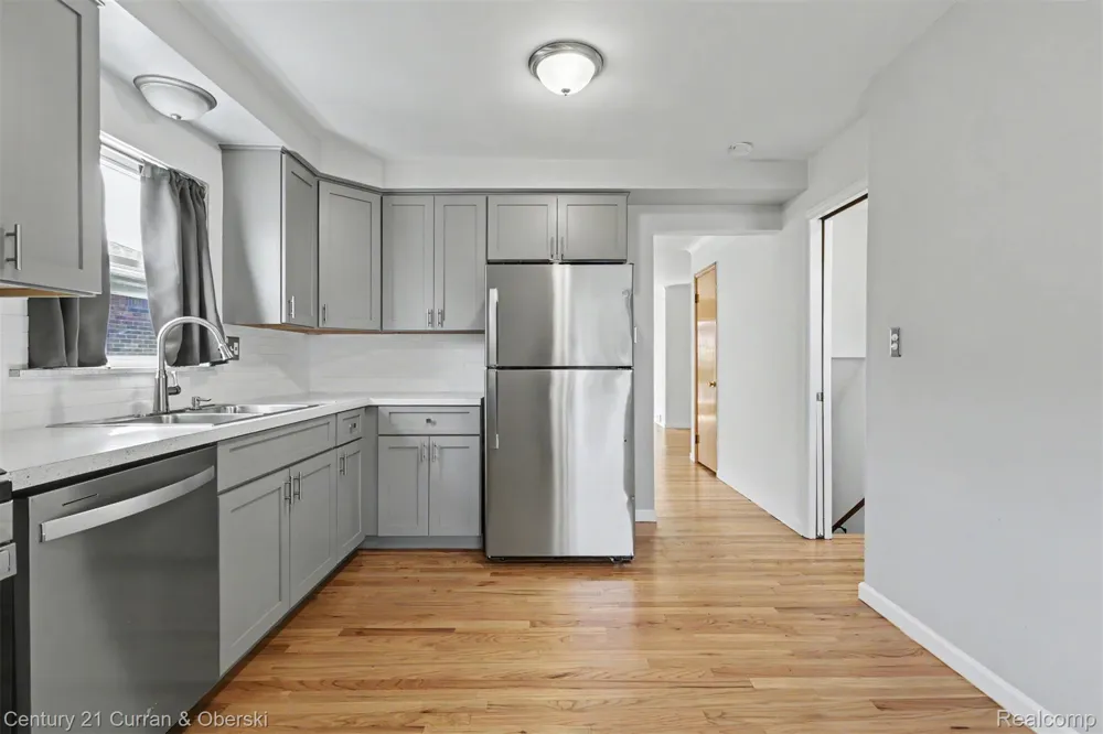 8949 Fox Avenue Allen Park City, MI 48101