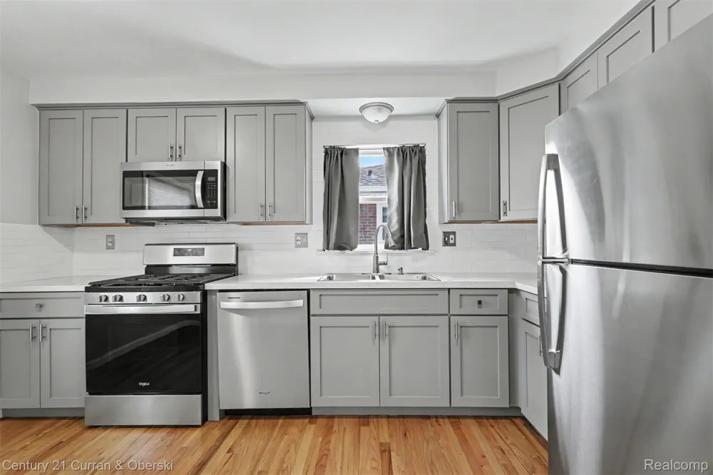 8949 Fox Avenue Allen Park City, MI 48101