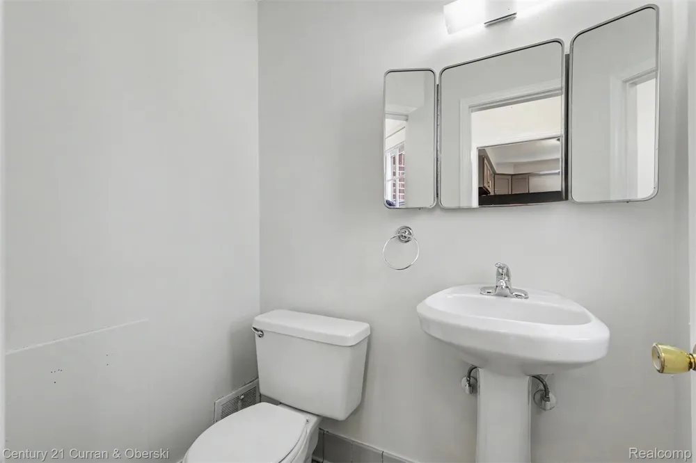 8949 Fox Avenue Allen Park City, MI 48101